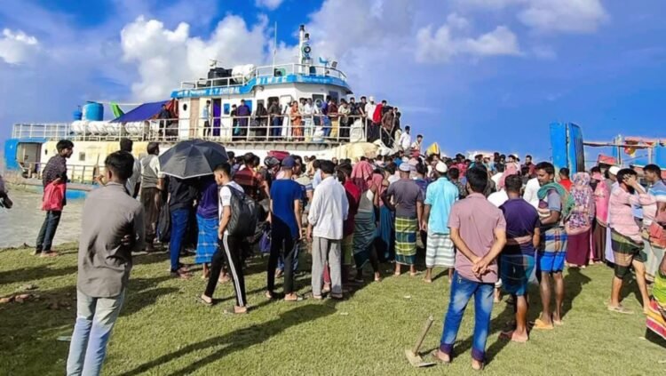 উত্তাল মেঘনায় দুর্ভোগ: হাতিয়ার সাড়ে সাত লাখ মানুষের জীবনযাত্রা নৌকার ওপর নির্ভরশীল!