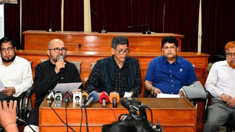 চট্টগ্রাম বিশ্ববিদ্যালয়ের ৫৬৩তম জরুরি সিন্ডিকেট সভা শেষে সাংবাদিক সম্মেলন