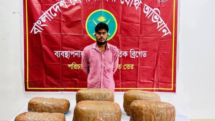 সেনাবাহিনীর অভিযানে  মাদক ব্যবসায়ী আটক
