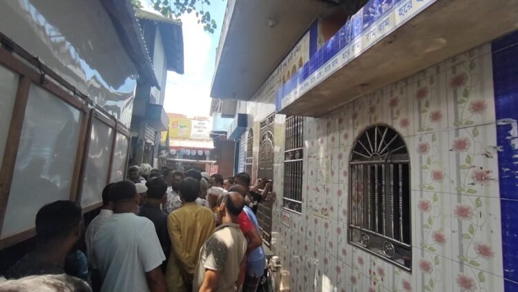 টঙ্গীবাড়ীতে মন্দিরের সামনে দোকান নির্মাণ, অপসারণের দাবি পূজা উদযাপন পরিষদের