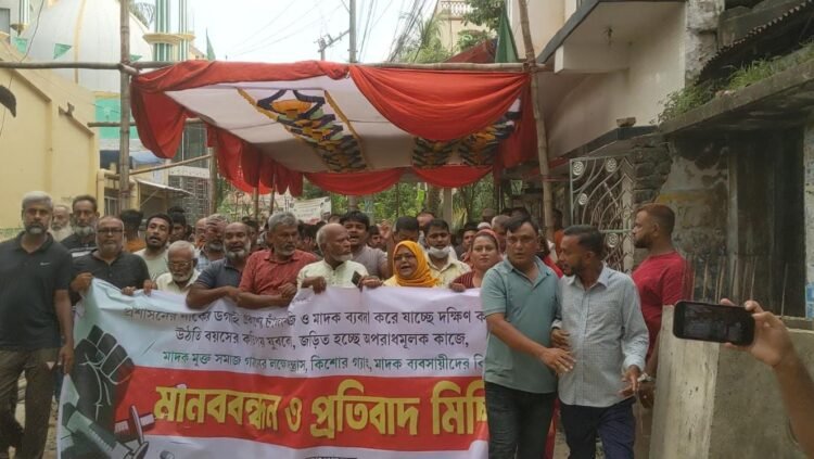 চট্টগ্রাম নগরীর দক্ষিণ কাট্টলী ১১ নং ওর্য়াডের আব্দুর পাড়া ও শাপলা আবাসিক এলাকায় মাদক সেবন, মাদক ব্যবসা, সন্ত্রাস, চাঁদাবাজ, চুরি -ছিনতাই, নৈরাজ্য ও কিশোর গ্যাংয়ের দৌড়াত্বরোধে মানববন্ধন ও বিক্ষোভ মিছিল  করেছে এলাকাবাসী