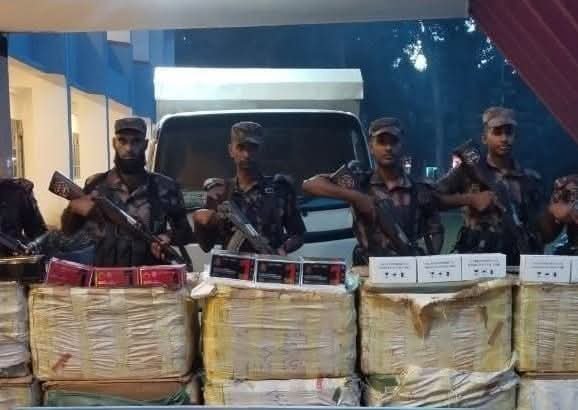 কুমিল্লা সীমান্তে ভারতীয় মোবাইল ডিভাইস ও মিনি ভ্যান আটক করেছে কুমিল্লা বিজিবি