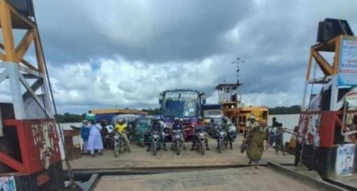 পটুয়াখালীর গরবদী -বগা ফেরিতে চলছে বকশিশ বাণিজ্য!দেখার কেউ নেই