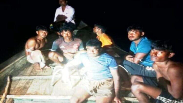 সুন্দরবনের দুলায় অবৈধভাবে মাছ ধরার অভিযোগে ট্রলারসহ -৬ জেলে আটক