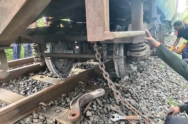 জয়পুরহাটে কুড়িগ্রাম এক্সপ্রেসের বগি লাইনচ্যুত, সাড়ে পাঁচ ঘণ্টা পর ট্রেন চলাচল স্বাভাবিক