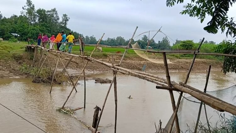 একটি সেতুর অভাবে ৯ গ্রামের মানুষের ভোগান্তি