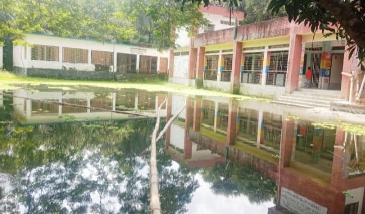 রাজৈরের দ্বারাদিয়া সরকারী প্রাথমিক বিদ্যালয়টির মাঠ বছরের অন্তত ছয় মাসই থাকে পানির নিচে