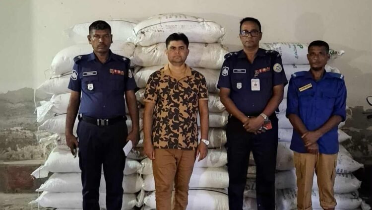 আমতলীতে অবৈধভাবে মজুদ করা সার আটক