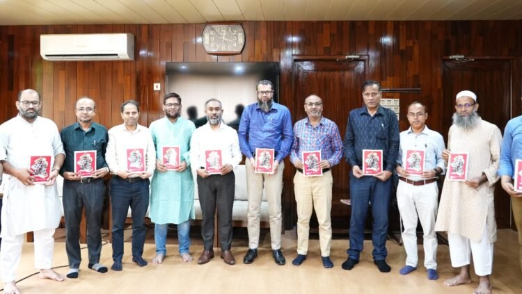 পটুয়াখালী ভার্সিটিতে,”স্মরণীয় জুলাই” এর স্মরণিকার মোড়ক উন্মোচন