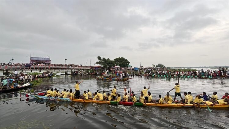 মরহুম আস্তান মোল্লা স্মরণে নওগাঁয় ঐতিহ্যবাহী নৌকা বাইচ প্রতিযোগীতা