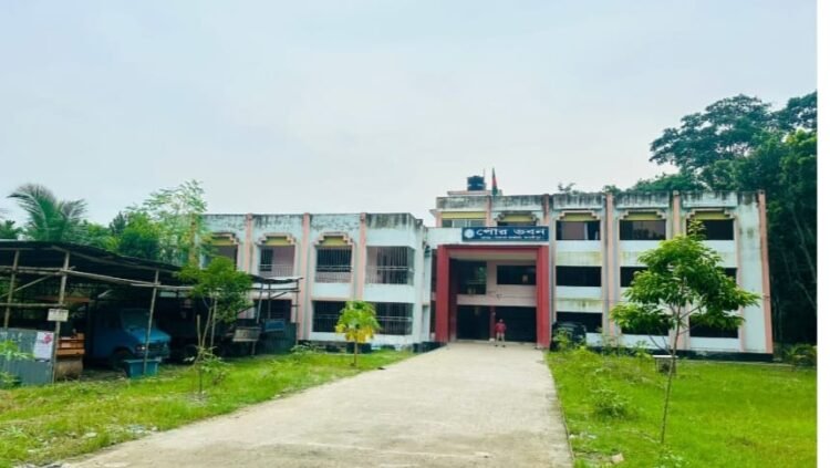 রাজৈর পৌরসভা ও রাজৈর শিক্ষা অফিসে দুদুকের অভিযান