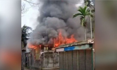 কুমিল্লা হোমনায় মাইকে ঘোষণা দিয়ে ৪ মাজারে হামলা ও আগুন দিয়েছে এলাকাবাসী