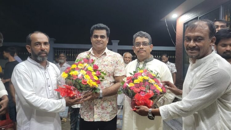 সেনবাগে সদস্য সচিবকে ফুলের শুভেচ্ছা 