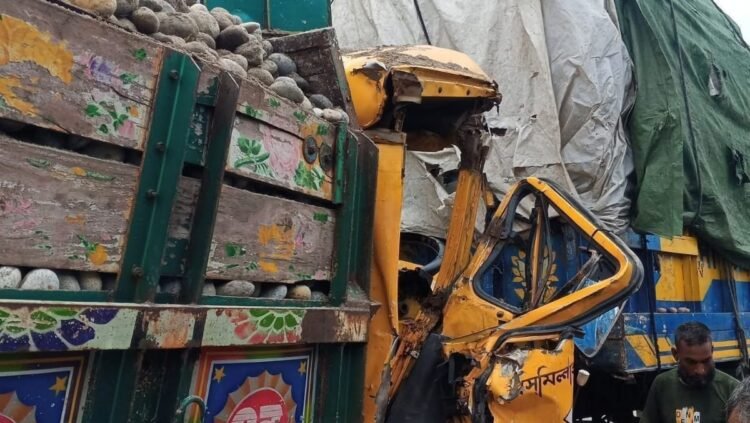 শিবগঞ্জ পাকুড়তলায় ট্রাক সংঘর্ষ নিহত ১