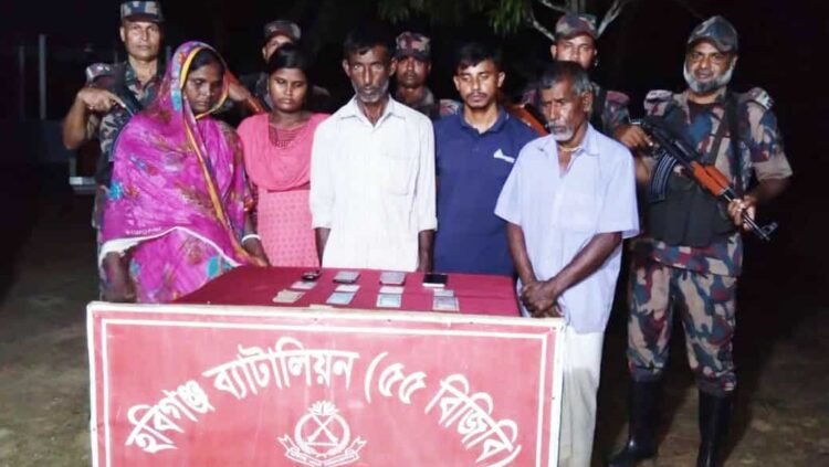 অবৈধভাবে ভারত যাওয়ার সময়  ৫ বাংলাদেশি আটক