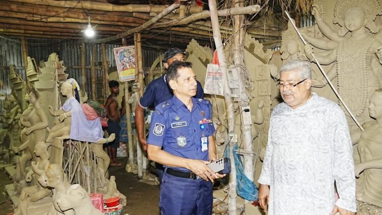 কুমিল্লা পুলিশ সুপার মহোদয় কুমিল্লা মহানগরীর বিভিন্ন পূজা মন্ডপ প্রস্তুতিকালীন নিরাপত্তা পরিদর্শন করেন