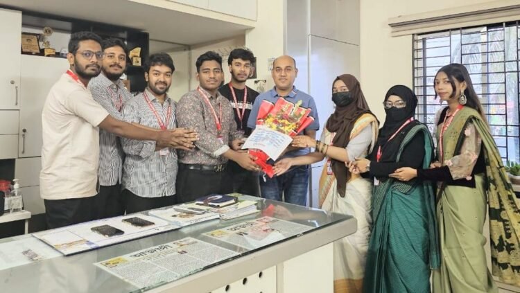 প্রতিষ্ঠাতা পরিচালক ডা: মেসবাহউদ্দিন তুহিনের সাথে মোস্তফা হাকিম ব্লাড ব্যাংকের ২০২৫-২০২৬ কার্যকরী পর্ষদের ফুলের শুভেচ্ছা বিনিময়