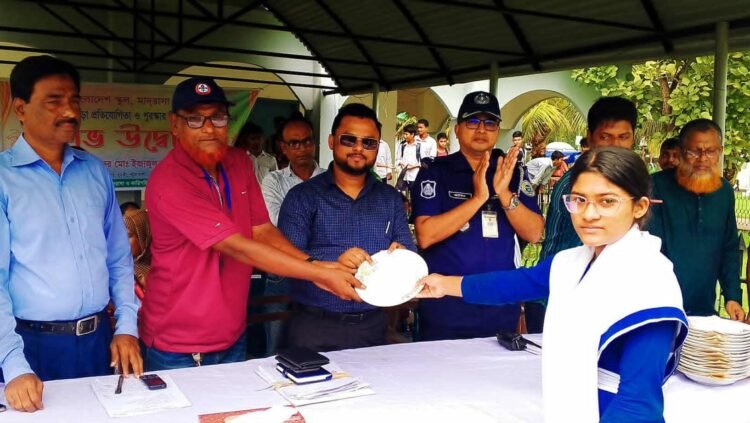 দুমকি উপজেলায়, উৎসবমুখর পরিবেশে গ্রীষ্মকালীন ক্রীড়া প্রতিযোগিতার উদ্বোধন