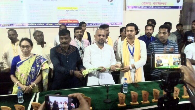 নড়াইলে জেলা  মতুয়া মিশনের উদ্যোগে শারদীয় দুর্গোৎসব  উপলক্ষ্যে হরিলীলামৃত  স্কুলের শিক্ষকদের  সম্মাননা স্মারক প্রদান