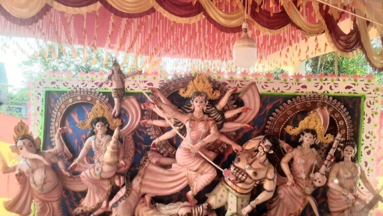 মহাদেবপুরে উৎসব মুখোর পরিবেশে জেলার সর্বোচ্চ সংখ্যক মন্দিরে শারদীয় দুর্গোৎসব