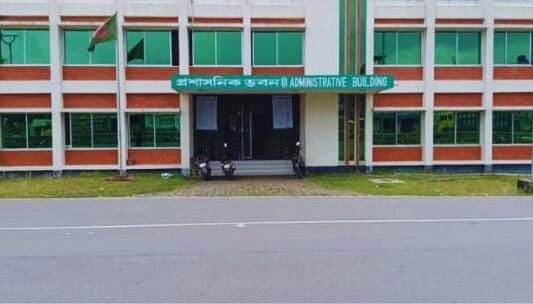 দুমকী উপজেলার লেবুখালী পায়রা সেতুর টোল প্লাজায় ছেঁড়া পতাকা উড়াচ্ছেন  জনমনে ক্ষোভ