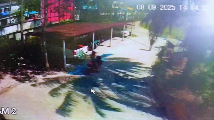 বটিয়াঘাটায় ভূমি অফিসের সামনে থেকে রহস্যজনকভাবে সাংবাদিকের গাড়ি চুরি