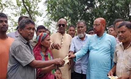 র্বতীপুরে বিএনপির সহায়তা প্রদান অগ্নিকাণ্ডে ক্ষতিগ্রস্ত ১০ পরিবারকে