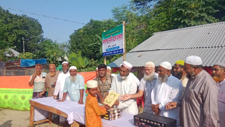 আত্রাইয়ের ক্যাশবপাড়াতে শিক্ষার্থীদের কোরআনের ছবক প্রদান