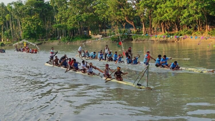 ঝালকাঠির কাঠালিয়ায় ঐতিহ্যবাহী ভেলা বাইচ প্রতিযোগিতা অনুষ্ঠিত