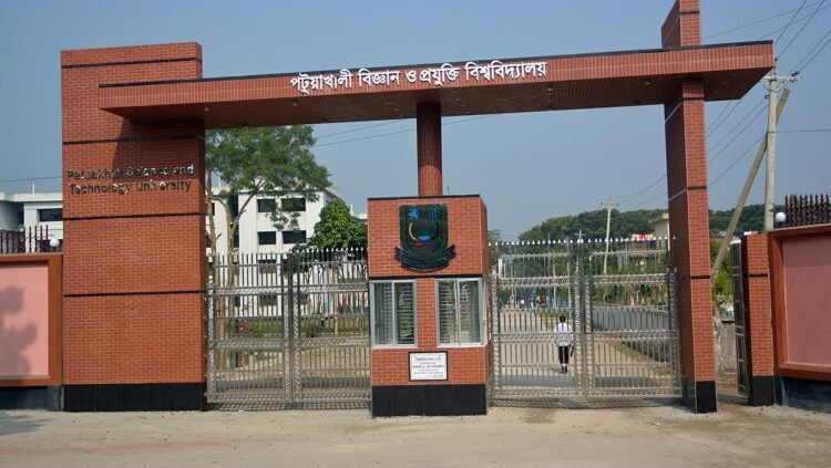 পটুয়াখালী ভার্সিটিতে, র‍্যাগিংয়ের দায়ে তিন শিক্ষার্থী বহিষ্কার