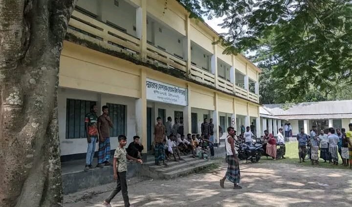 প্রধান শিক্ষকের বিরুদ্ধে সহকারী শিক্ষককে মারধরের অভিযোগ