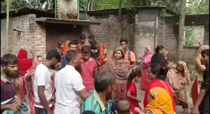নওগাঁয় প্রবাসীর বাড়িতে কিশোর গ্যাংয়ের হামলার অভিযোগ