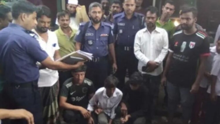 লাকসাম উপজেলার গেটে অস্ত্রসহ এই তিনটি ছেলেকে আটক করেছে পুলিশ