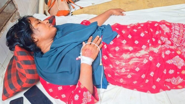 বরগুনায় নারীকে মারধর ঘর ভাঙচুর স্বর্ণালঙ্কার লুটের অভিযোগ