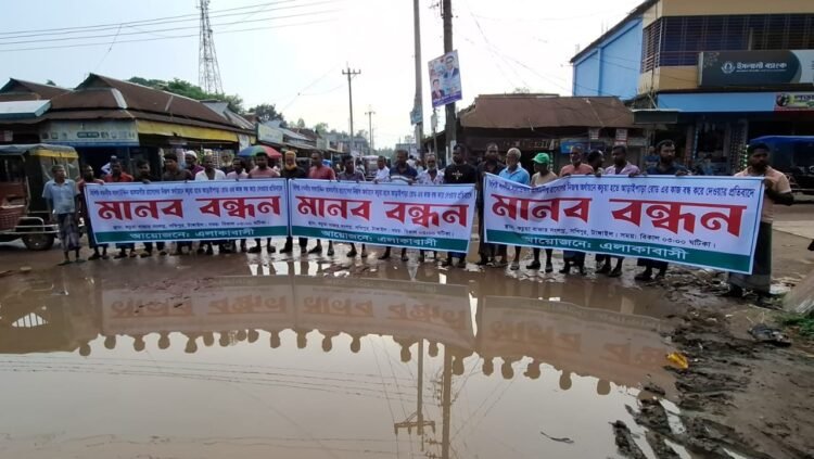 কচুয়া-আড়াইপাড়া সড়কের সংস্কার কাজ বন্ধের প্রতিবাদে মানববন্ধন