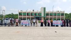 দুমকি উপজেলায়,  দালালের নিরব চাঁদাবাজির প্রতিবাদে লেবুখালী পায়রা সেতুর টোলপ্লাজায় সড়কে মানববন্ধন