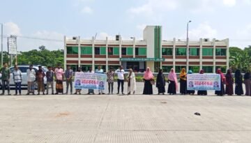 দুমকি উপজেলায়,  দালালের নিরব চাঁদাবাজির প্রতিবাদে লেবুখালী পায়রা সেতুর টোলপ্লাজায় সড়কে মানববন্ধন