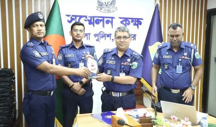 নাটোরে শ্রেষ্ঠ থানা নির্বাচিত হলো বড়াইগ্রাম ওসিকে সম্মাননা স্মারক দিলেন পুলিশ সুপার