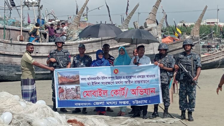 আকমল আলী ঘাটে যৌথ অভিযানে ৪টি বোট আটক, জরিমানা ৮৫ হাজার টাকা