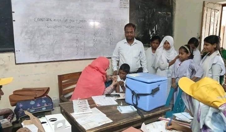 দুমকী উপজেলায় টাইফয়েড এর টিকা দেয়ার কর্মসুচি অনুষ্ঠিত হয়