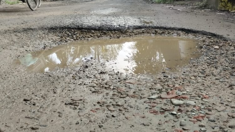 “ঢাকা–পাথরঘাটা মহাসড়ক যেন মৃত্যুফাঁদ, খানাখন্দে বাড়ছে দুর্ঘটনা”