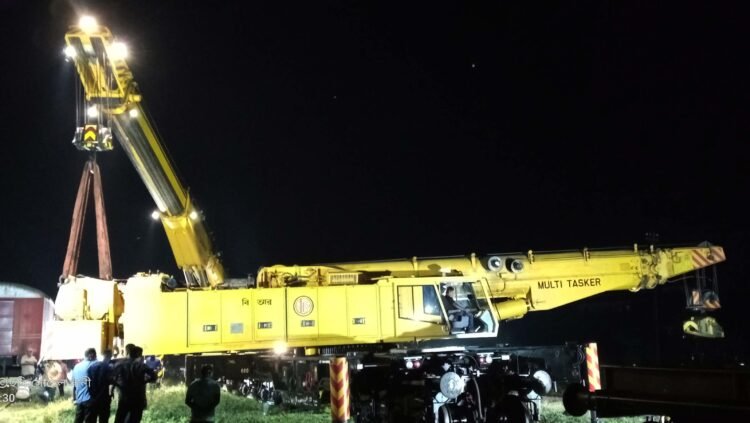 লাইনচ্যুত রেল ইঞ্জিন উদ্ধারে গেল রিলিফ ট্রেন লাইনচ্যুত