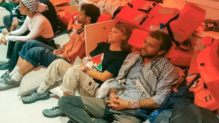 সুমুদ ফ্লোটিলায় আটক অ্যাক্টিভিস্টদের নেওয়া হচ্ছে ইসরাইলে