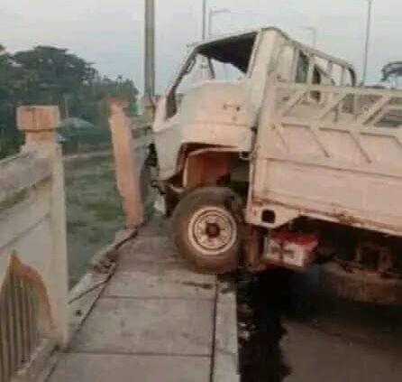 পিরোজপুর জেলা প্রতিনিধি : বেকুটিয়া ৮ম চীন মৈত্রী সেতুতে সাদা পিকআপ ভ্যানের ধাক্কায় ব্রিজের রেলিংয়ের  ভেঙে পরে ক্ষয়ক্ষতির ঘটনা ঘটেছে