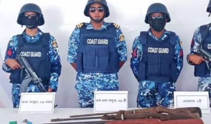 সুন্দরবনে ডাকাত দলের আস্তানা হতে অস্ত্র-গোলাবারুদসহ ৪ জেলে উদ্ধার