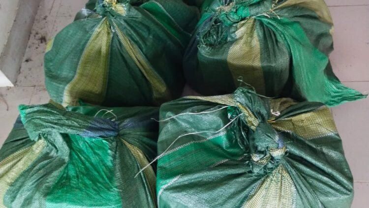 শেরপুরের ঝিনাইগাতী সীমান্ত থেকে ৩ লাখ টাকার ভারতীয় কসমেটিকস জব্দ