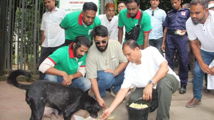 বিশ্ব প্রাণী দিবস উপলক্ষ্যে বাংলাদেশ অ্যানিমেল ওয়েলফেয়ার অ্যাসোসিয়েশন এর আয়োজনে ঢাকার পথ কুকুর-বিড়ালদের খাবার প্রদানের বিশেষ কর্মসূচি পালন