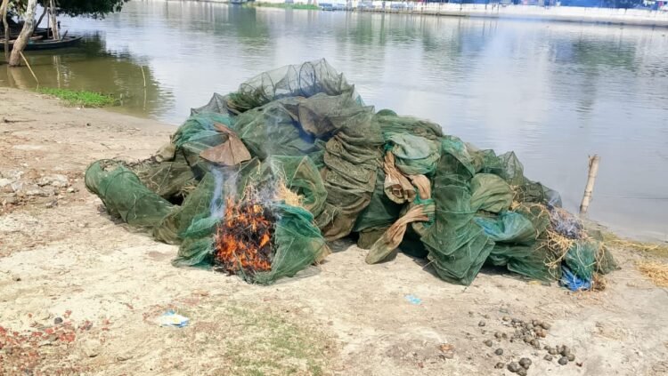 নাটোরের সিংড়ায় সেনাবাহিনীর যৌথ অভিযানে ৬৫টি অবৈধ চায়না দুয়ারী জাল উদ্ধার ও ধ্বংস