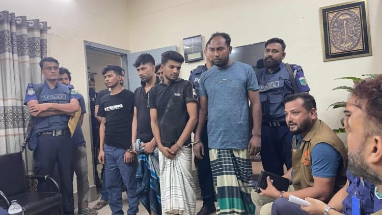 নাটোরে যৌথ বাহিনীর অভিযানে ১২ জন ইমো হ্যাকার আটক