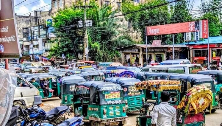 ছাগলনাইয়া বাজারে যানজটের চরম দুর্ভোগ: টমটমের দৌরাত্ম্য ও সড়ক উন্নয়ন কাজে ধীরগতি দায়ী